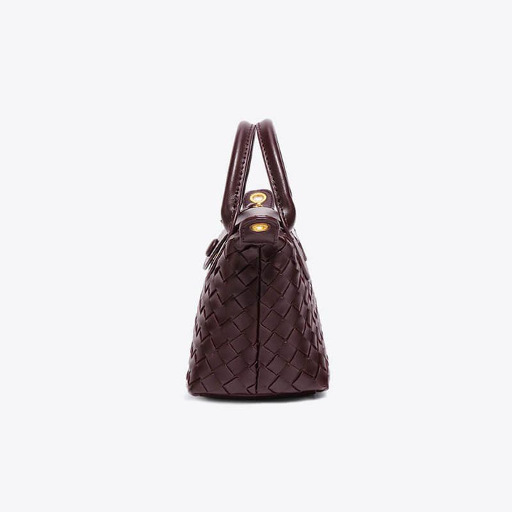 Braune geflochtene Handtasche aus Leder, Seitenansicht, elegant, modisch, Damenaccessoire.