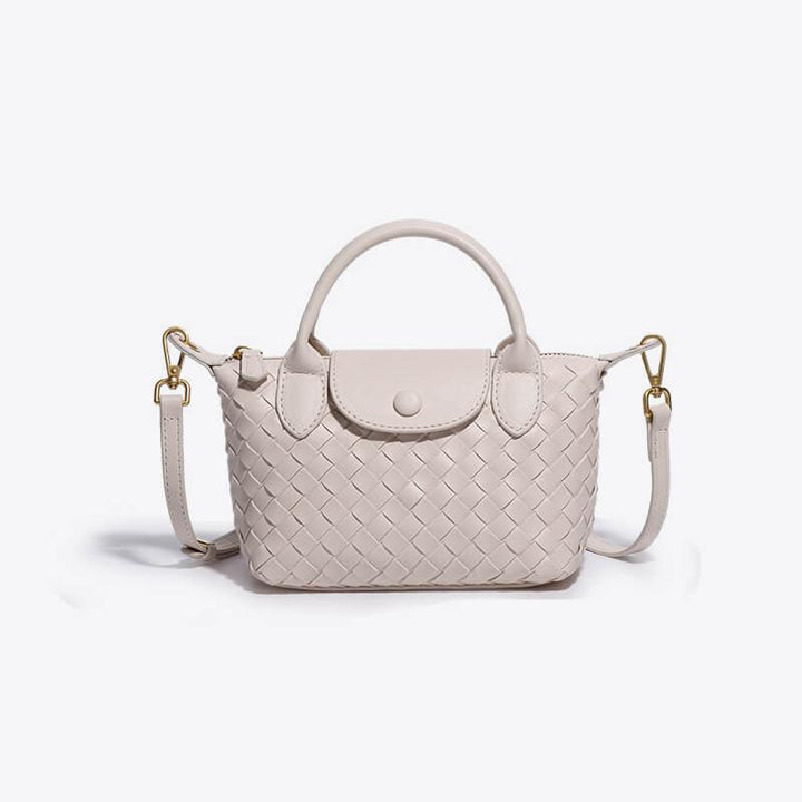 Geflochtene Handtasche aus Leder in Beige mit abnehmbarem Schulterriemen und goldenen Details.