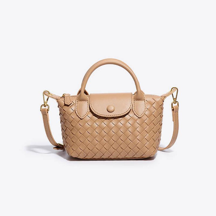 Beige geflochtene Handtasche aus Leder mit Schulterriemen, modisches Accessoire für Damen.