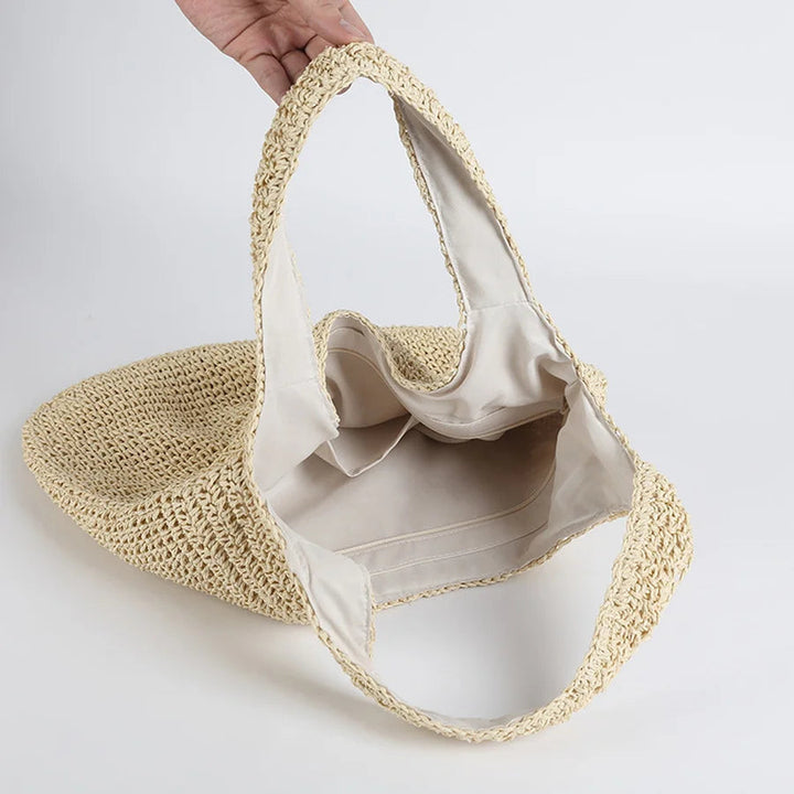 Handgefertigte beige Strohtasche mit Innenfutter, ideal für Sommer und Strand.
