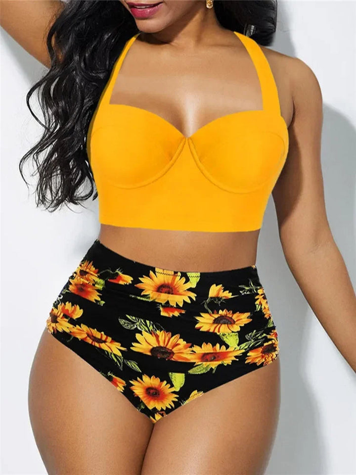 Frau in gelbem Bikini-Top und schwarzem Sonnenblumen-High-Waist-Bikinihose.