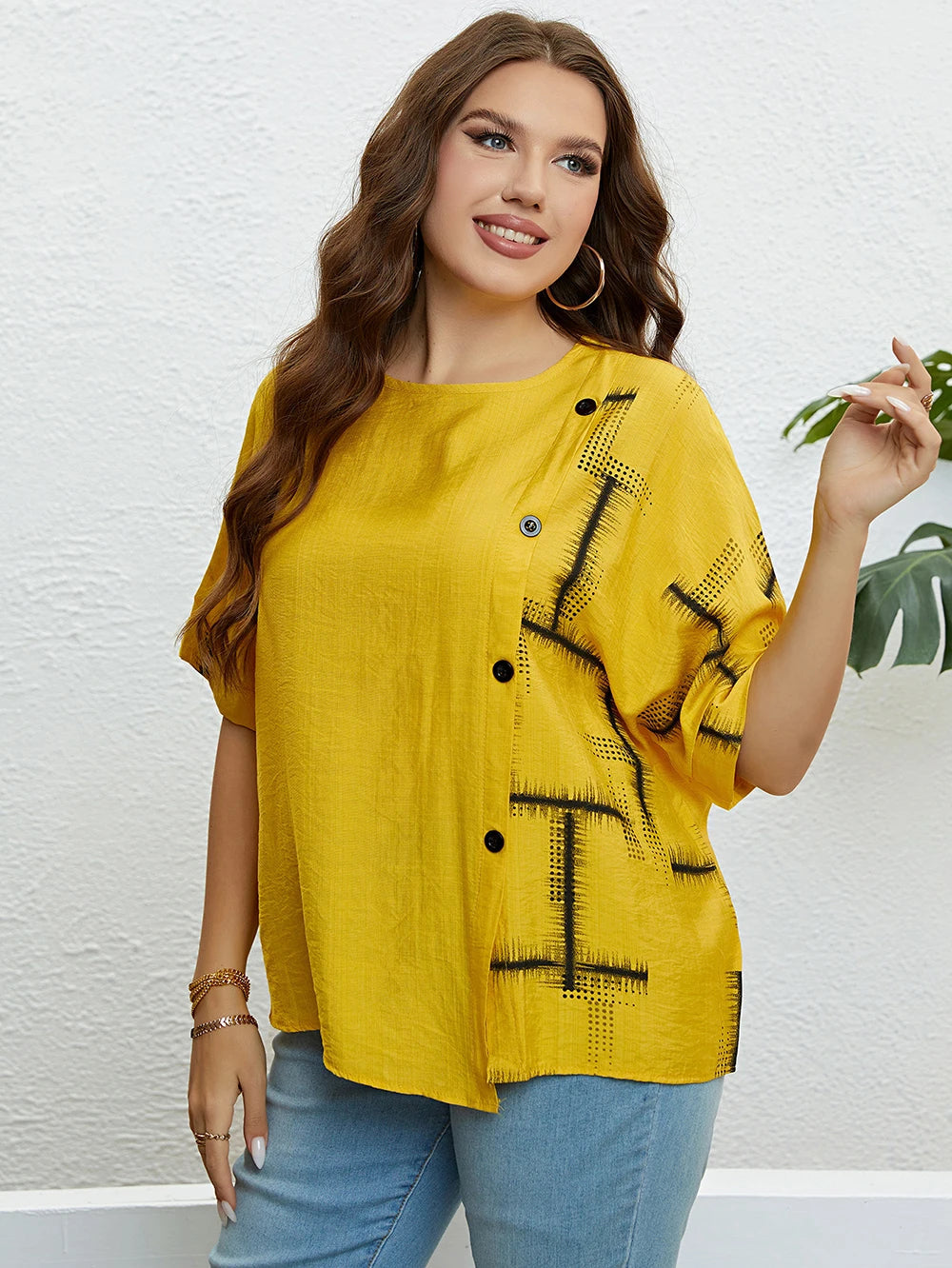 Frau in gelber Bluse mit schwarzen Mustern, lässig, modisch, Sommerkleidung, Damenmode.