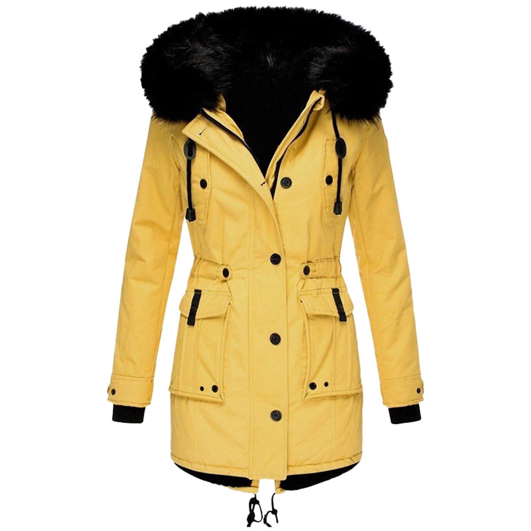 Gelbe Damen-Winterjacke mit Kapuze, schwarzem Kunstfell, Knöpfen und Taschen.