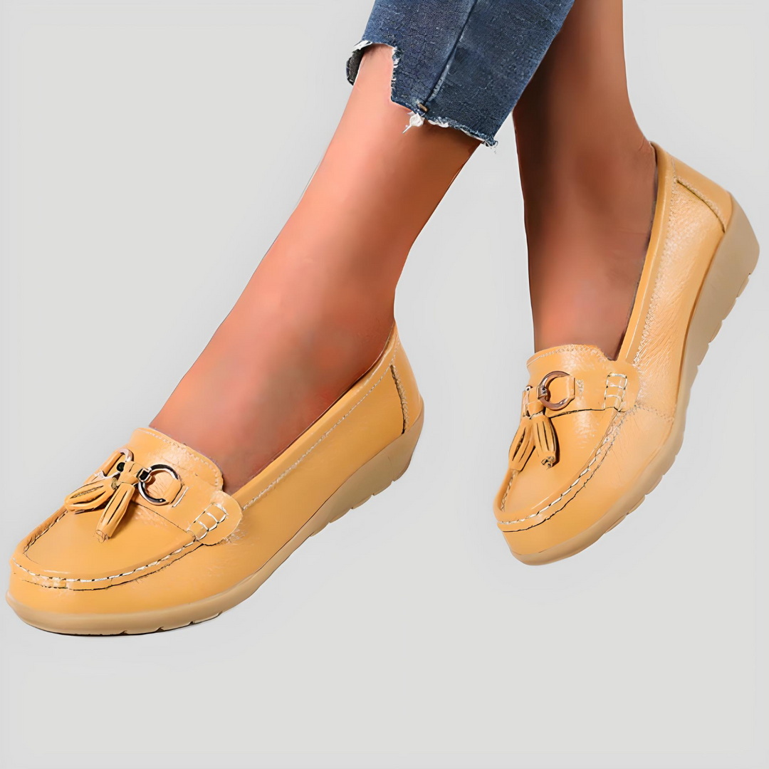 Gelbe Damen-Mokassins aus Leder mit Quasten, bequeme Freizeitschuhe, modisch und elegant.