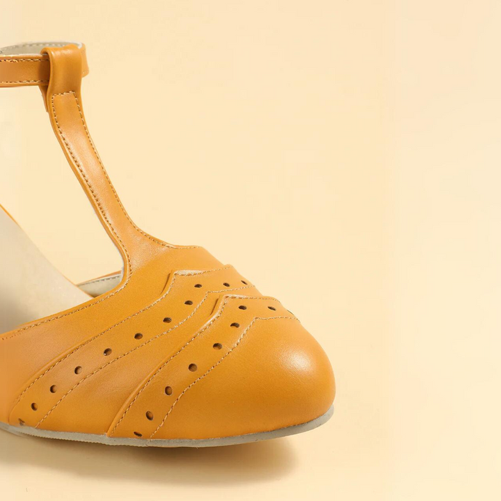 Gelber Damen-T-Riemen-Schuh aus Leder, perforiertes Design, eleganter Sommerschuh.