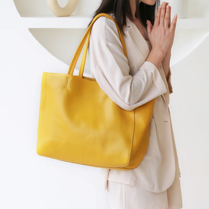 Frau mit gelber Ledertasche, modisch, elegant, Damenhandtasche, Accessoire, Freizeitlook.