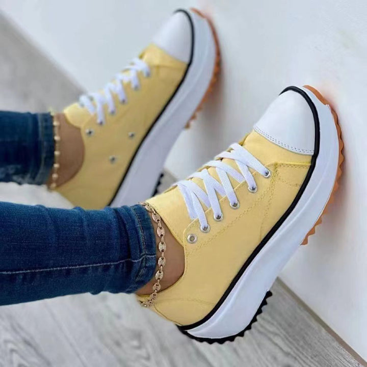 Gelbe Sneaker mit weißer Sohle, Damenmode, Freizeitschuhe, trendige Turnschuhe, bequem.