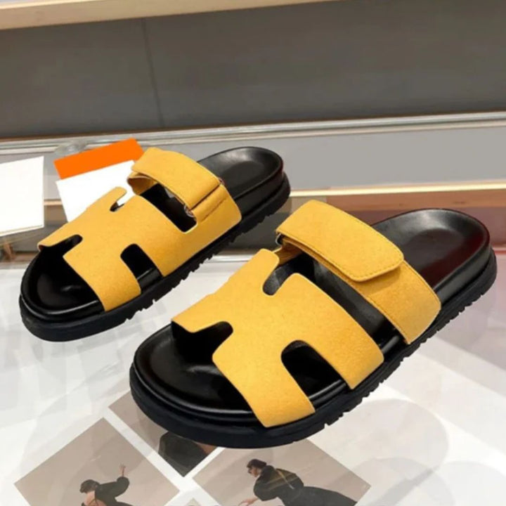 Gelbe Sandalen mit schwarzer Sohle, modisches Design, bequem, ideal für Sommer.