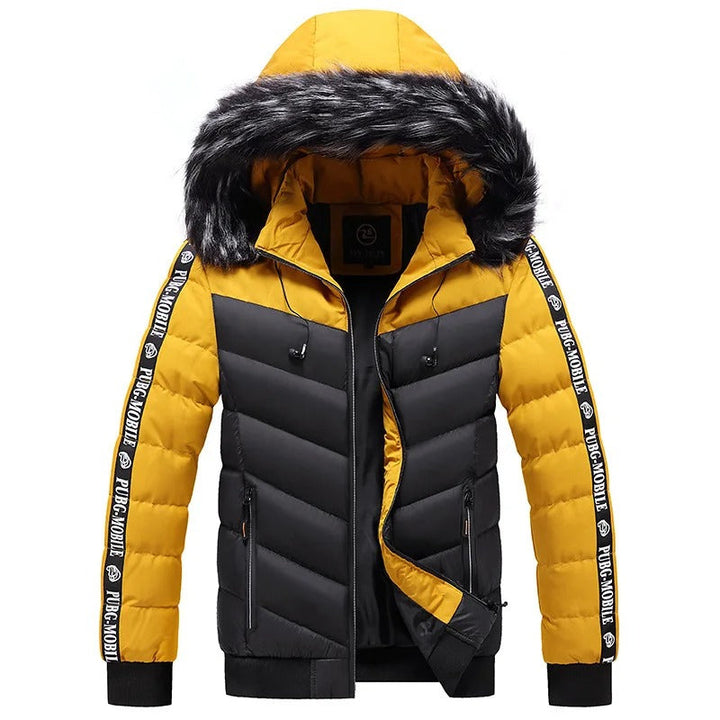 Gelbe Winterjacke mit Kapuze, Kunstfellbesatz, Reißverschluss, sportlicher Stil, Herrenmode.