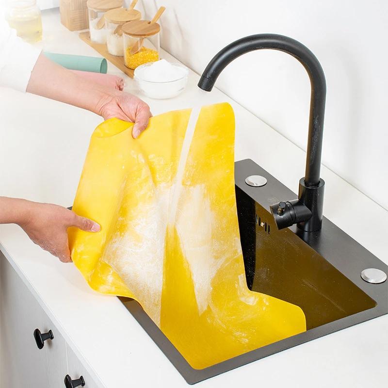 Gelbe Silikon-Backmatte unter Wasserhahn, rutschfest, wiederverwendbar, für Backen und Kochen.
