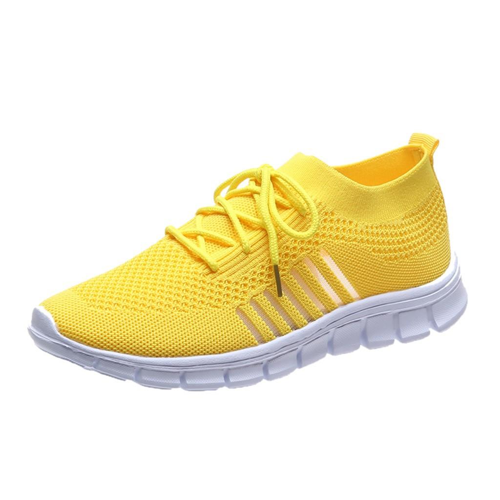 Gelber atmungsaktiver Sportschuh mit rutschfester Sohle, ideal für Fitness und Laufen.