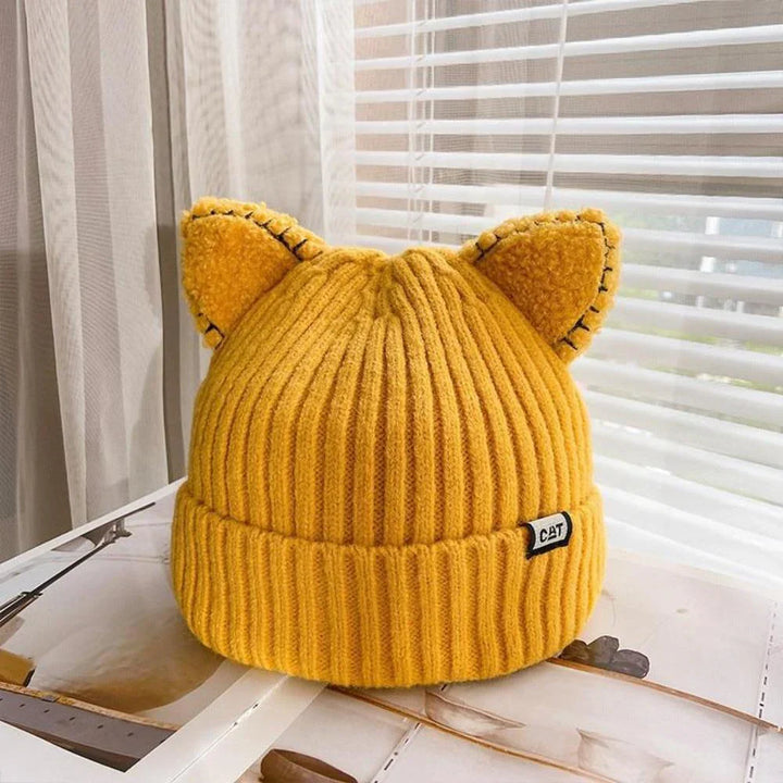 Gelbe Strickmütze mit Katzenohren, Damenmode, Winteraccessoire, warm, stilvoll, trendig.