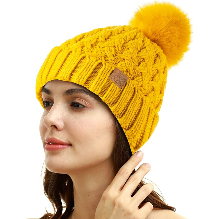 Gelbe Strickmütze mit Bommel, Damenmode, Winteraccessoire, warm, stilvoll, bequem.