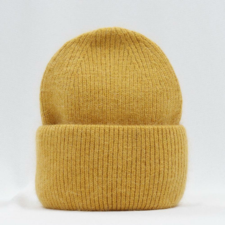 Gelbe Strickmütze aus Wolle, warm und modisch, ideal für Winterkleidung und Outdoor-Aktivitäten.