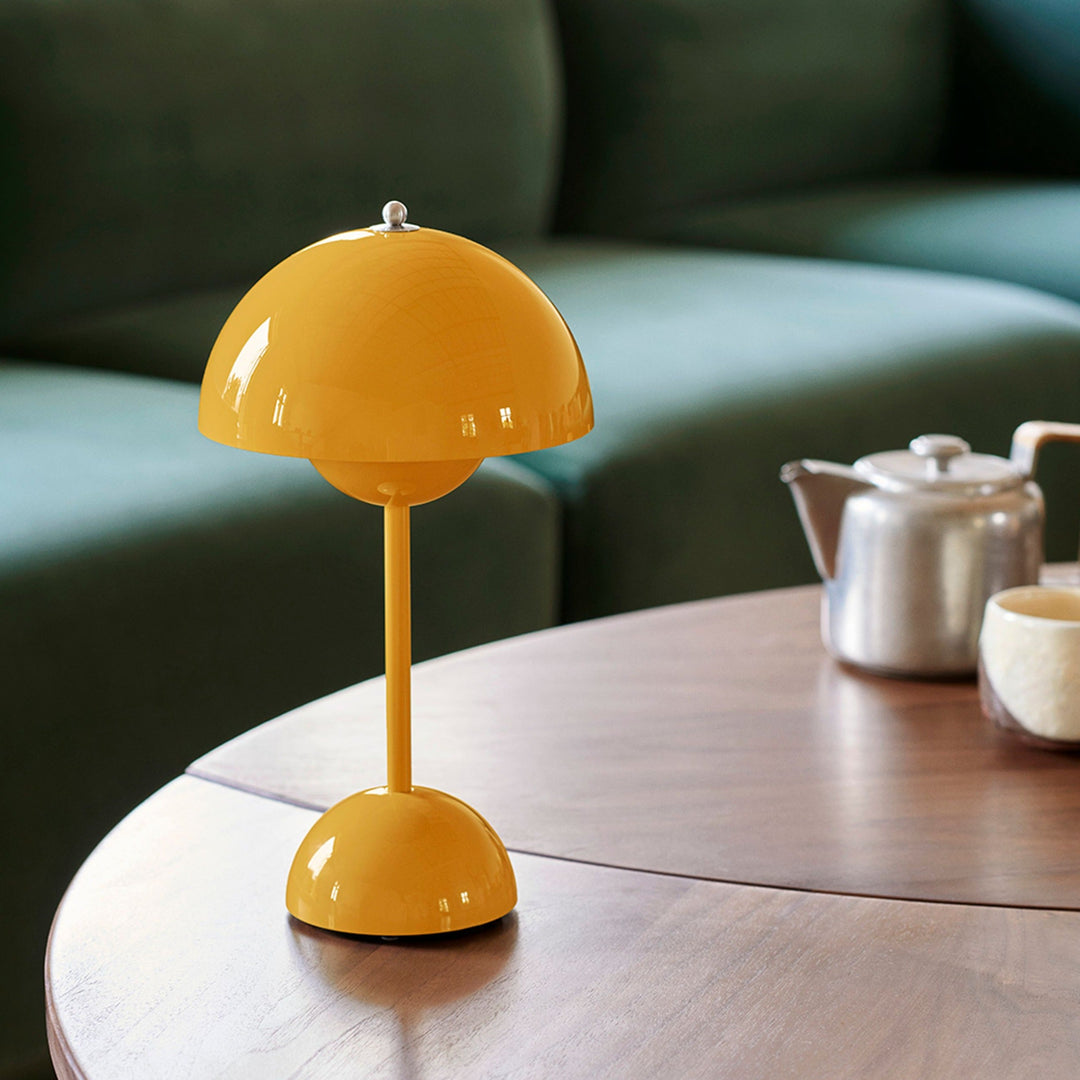 Gelbe Tischlampe aus Metall auf Holztisch, modernes Design, Wohnzimmerdekoration.