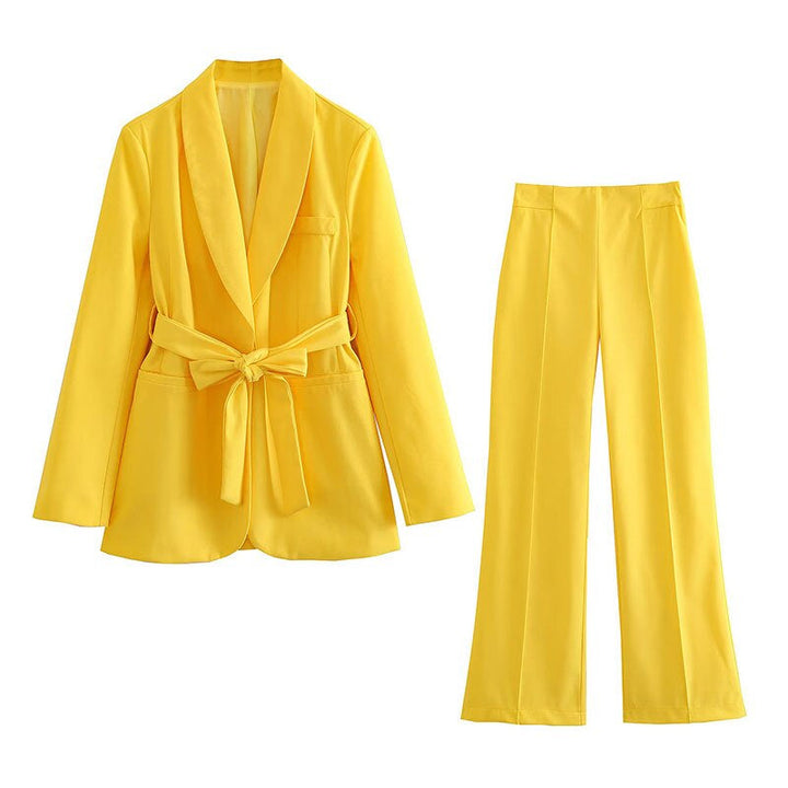 Gelber Damenanzug mit Blazer und Hose, elegantes Design, Businessmode, Zweiteiler.