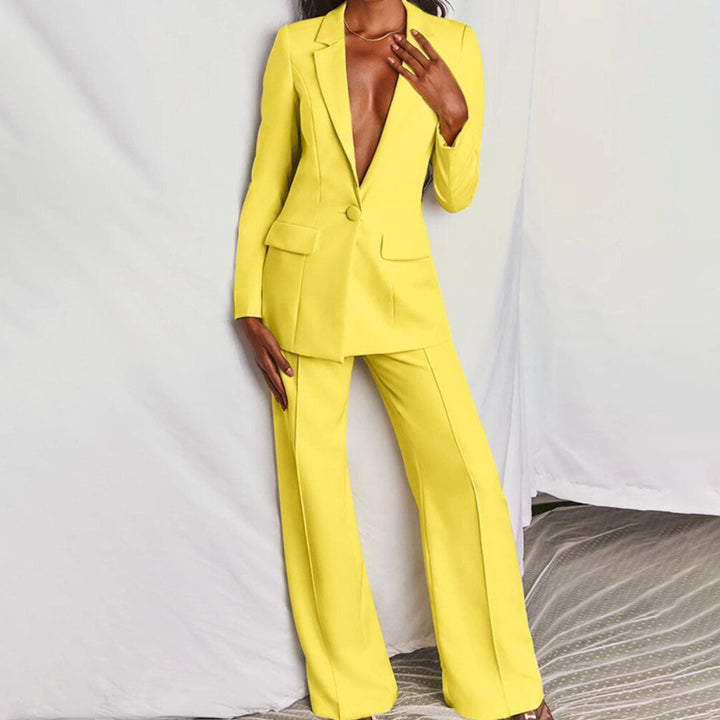 Frau im gelben Hosenanzug, elegantes Design, modische Damenbekleidung, Business-Outfit.
