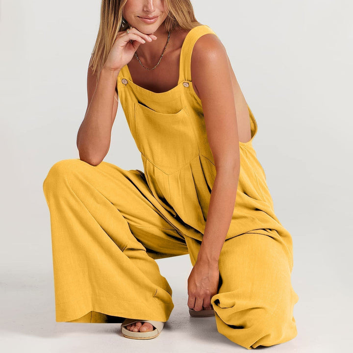 Frau in gelbem Leinen-Overall, ärmellos, modisch, bequem, Sommerkleidung, Freizeitlook.