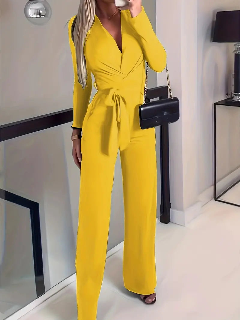 Frau in gelbem Jumpsuit mit Gürtel, schwarze Handtasche, elegantes Outfit, Mode für Damen.