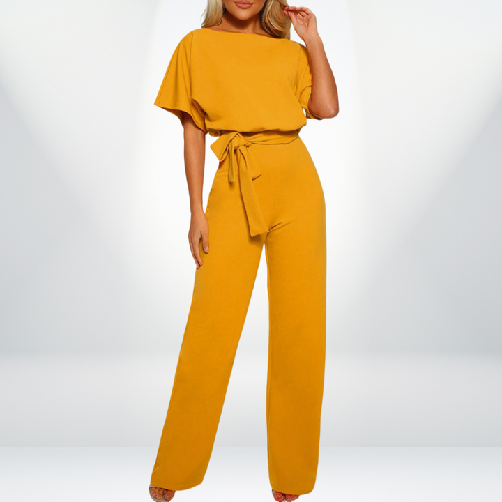 Frau in gelbem Jumpsuit mit Gürtel, elegantes Design, Modekleidung, Damenbekleidung.