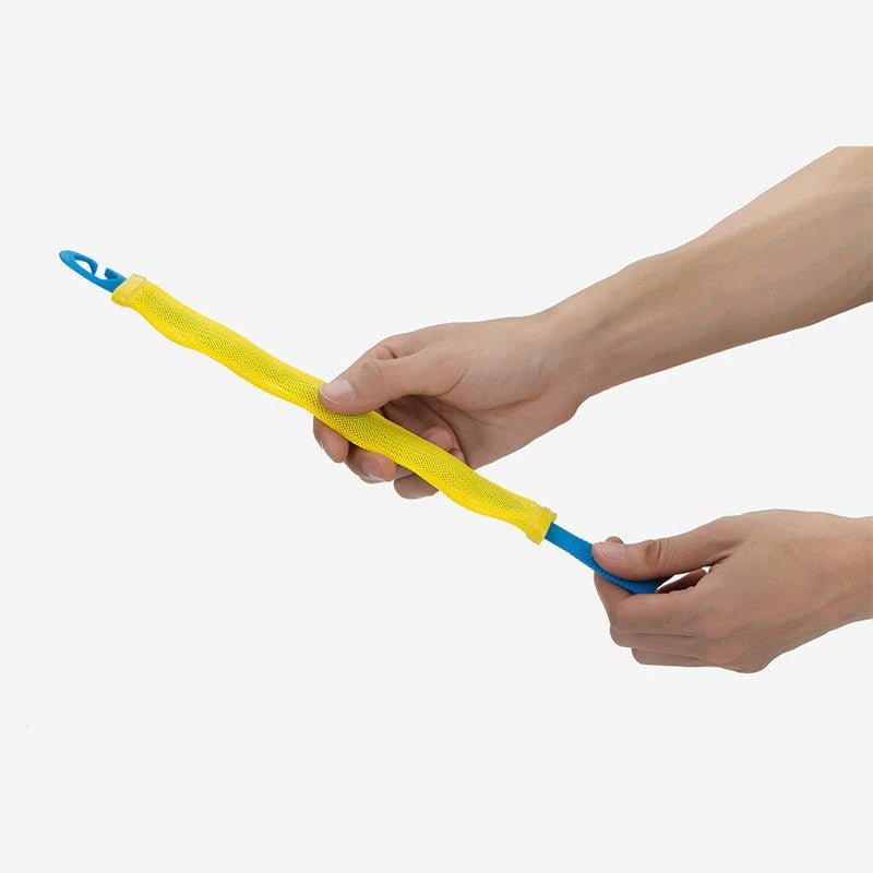 Hände halten gelben, flexiblen Rohrreiniger mit blauem Griff, Reinigungswerkzeug, Abflussreiniger.