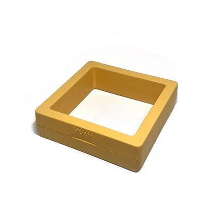 Gelber quadratischer Silikon-Backrahmen, hitzebeständig, ideal für Kuchen und Desserts.