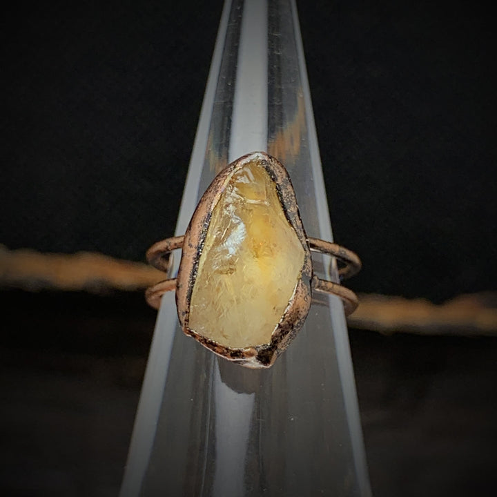 Rohstein-Ring aus Kupfer mit gelbem Edelstein, handgefertigt, rustikales Design, Unikat.