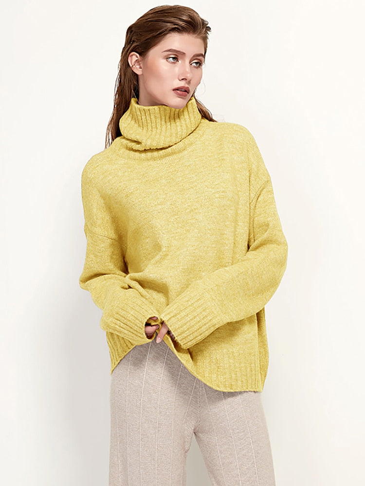 Frau in gelbem Rollkragenpullover aus Wolle, beige Hose, modisch, Herbstmode, Damenbekleidung.