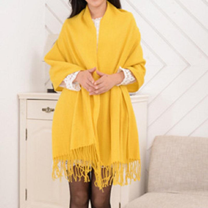 Frau mit gelbem Schal aus Wolle, Fransen, modisches Accessoire, Herbst-Winter-Mode.