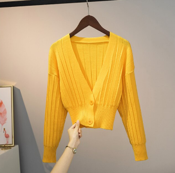 Gelber Strick-Cardigan mit V-Ausschnitt, Knöpfen, Damenmode, Herbstkleidung, elegant.