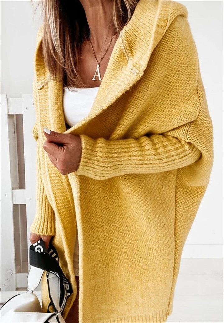 Frau in gelbem Strickcardigan, weißes Top, modisch, lässig, Herbstmode, Damenbekleidung.