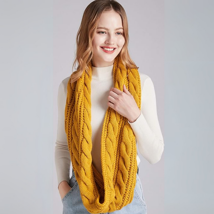 Frau mit gelbem Strickschal, lächelnd, modisch, Herbst-Winter-Accessoire, gemütlich.