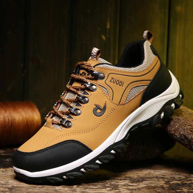 Gelber Wanderschuh aus Leder mit schwarzer Sohle, Outdoor-Sportschuh für Herren.
