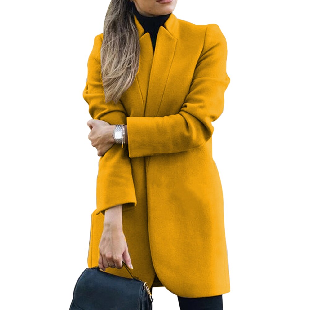 Frau in gelbem Wollmantel, schwarze Tasche, eleganter Herbstlook, Modeaccessoire.