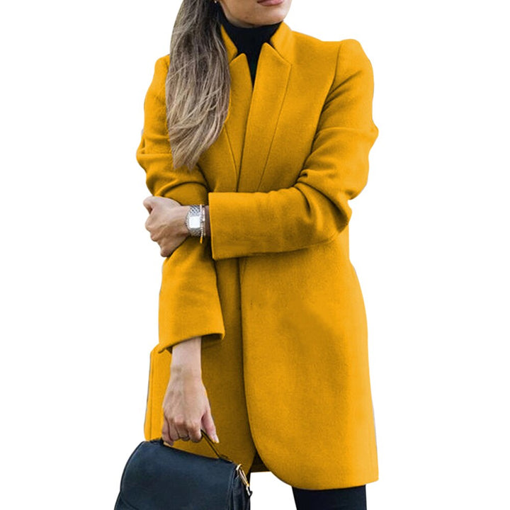 Frau in gelbem Wollmantel, schwarze Tasche, eleganter Herbstlook, Modeaccessoire.