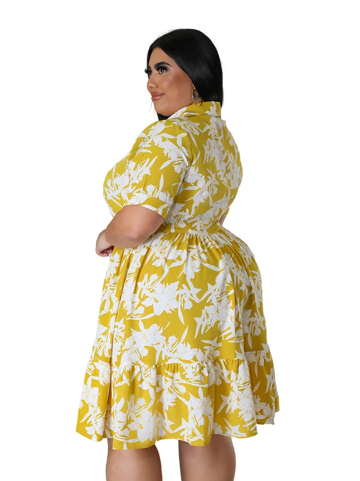 Frau in gelbem, geblümtem Sommerkleid, Plus-Size-Mode, Rückansicht, weiß-gelbe Blumenmuster.