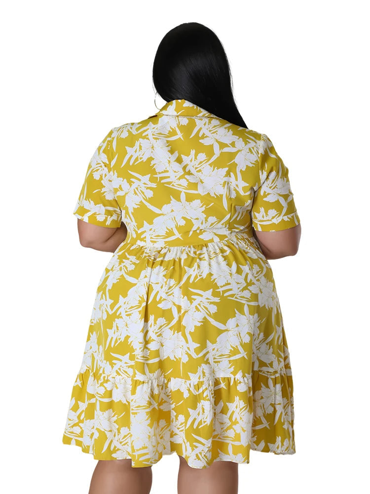 Gelbes Sommerkleid mit weißem Blumenmuster, kurzärmelig, knielang, Plus-Size-Mode.