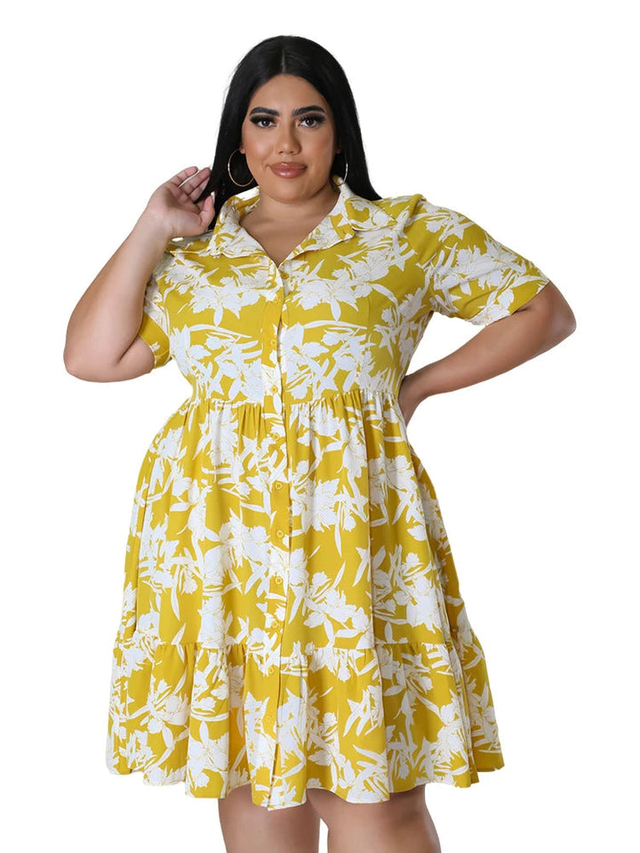 Frau im gelben Sommerkleid mit Blumenmuster, Plus-Size-Mode, kurze Ärmel, Knopfleiste.
