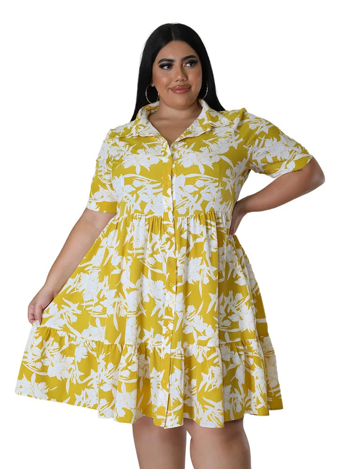 Gelbes Sommerkleid mit weißem Blumenmuster, Kurzarm, Knopfleiste, Plus-Size-Mode.