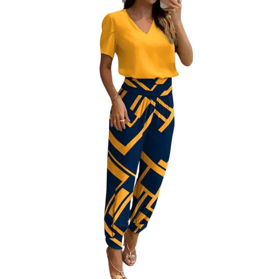 Frau in gelber Bluse und blauer Hose mit gelbem geometrischem Muster, modisch, elegant.