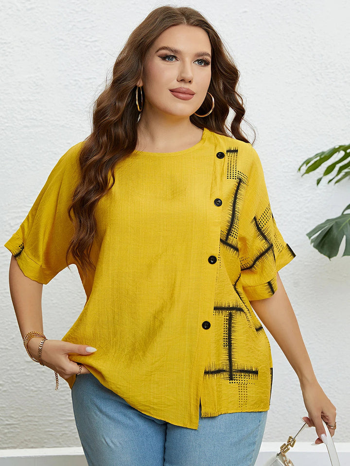 Frau in gelber Bluse mit Knöpfen und Muster, lässige Mode, Damenbekleidung, Sommeroutfit.