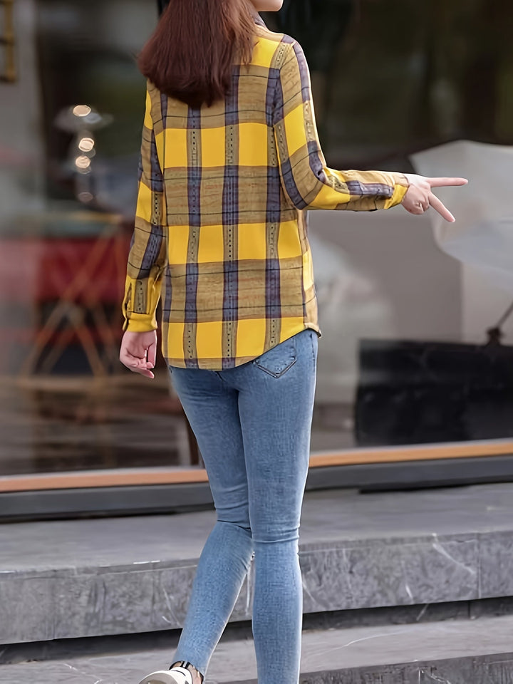 Frau in gelber karierten Bluse und blauer Jeans, geht draußen, Freizeitmode, Rückansicht.
