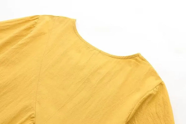 Gelbes Baumwollkleid, minimalistisches Design, Damenmode, Sommerkleidung, Rückansicht.