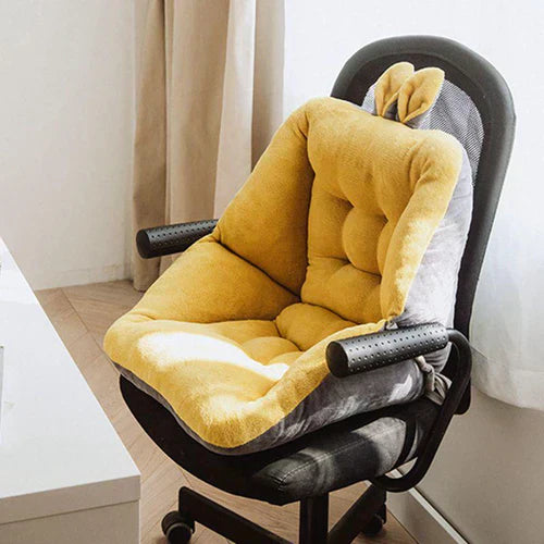 Gelbes ergonomisches Sitzkissen auf Bürostuhl, Plüschmaterial, Komfort, Rückenschmerzen Linderung.