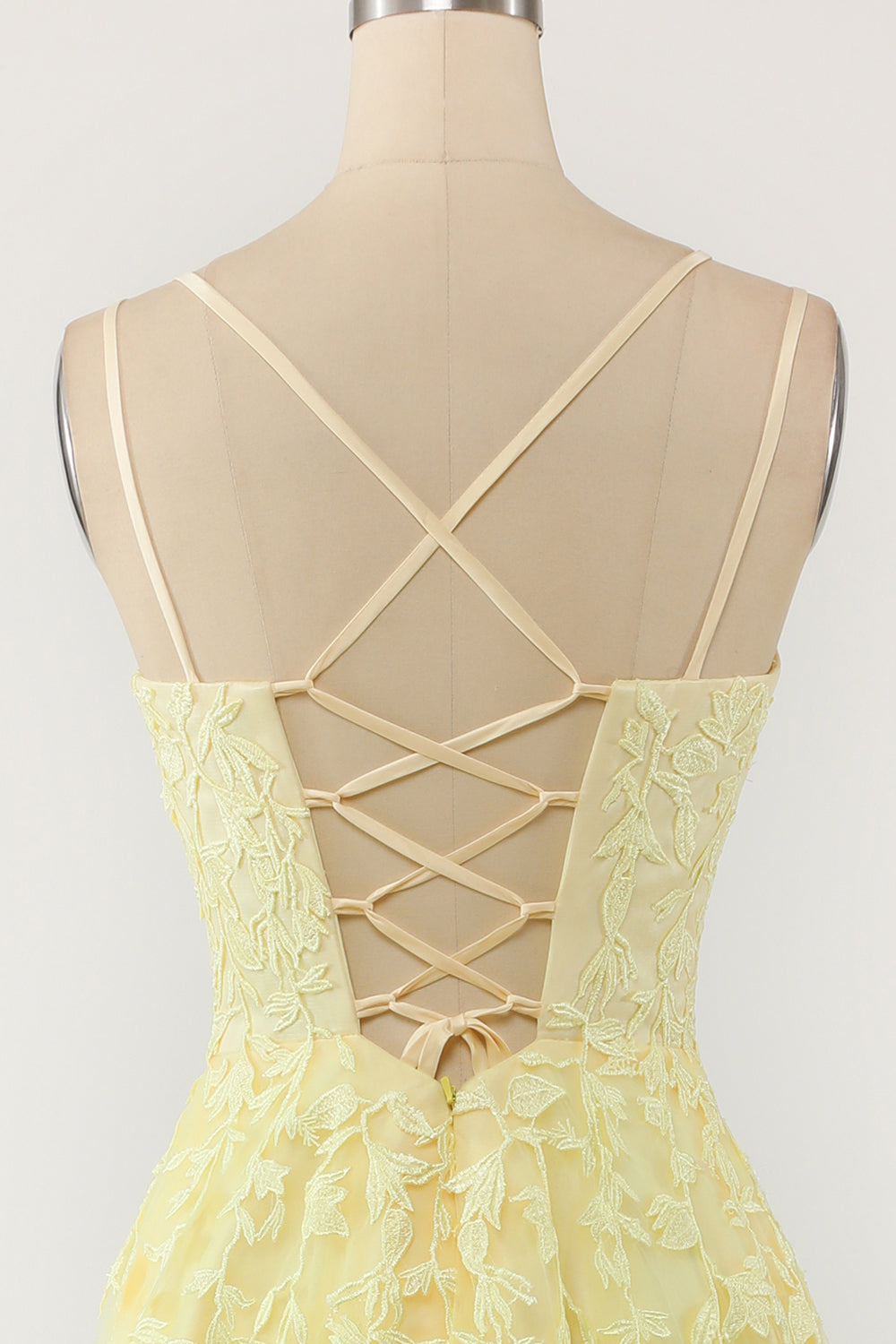 Gelbes Abendkleid mit Spitzenstickerei und Schnürung, ärmellos, elegantes Design.