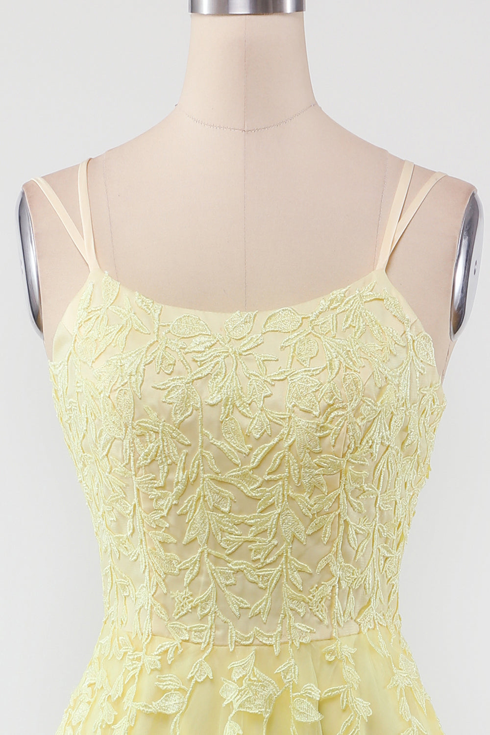 Gelbes Spitzenkleid mit floralen Stickereien, ärmellos, elegantes Design, Damenmode.