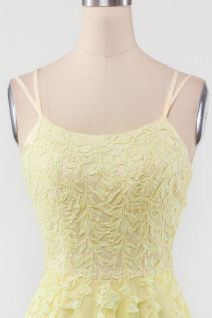 Gelbes Spitzenkleid mit floralen Stickereien, ärmellos, elegantes Design, Damenmode.
