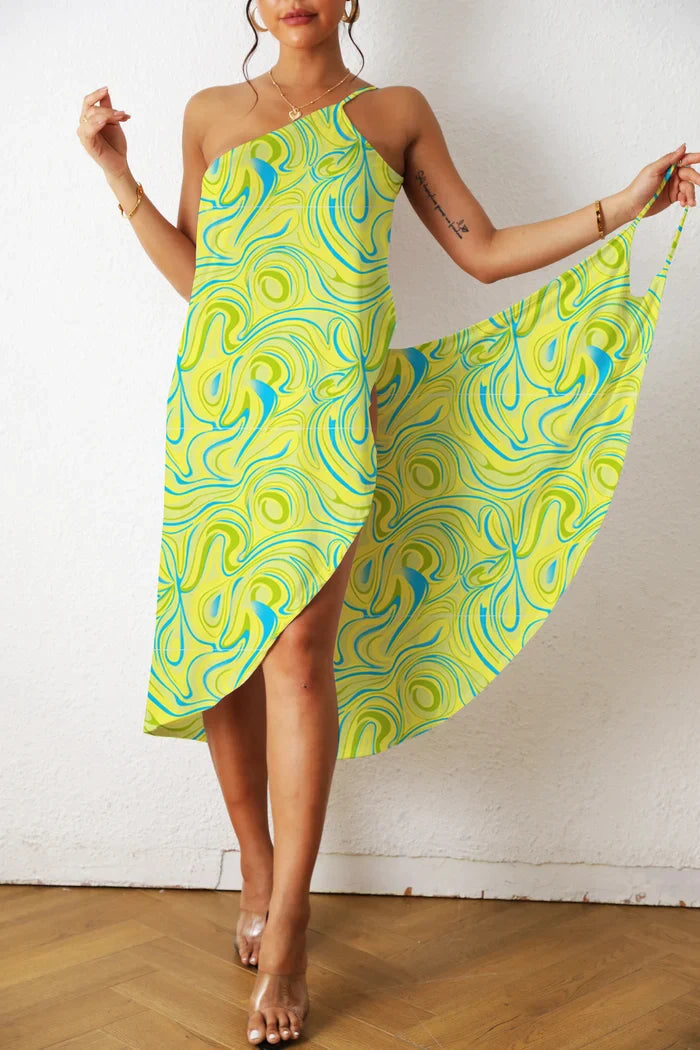 Frau in gelbem, asymmetrischem Kleid mit blau-grünem Muster, Sommermode, elegantes Design.