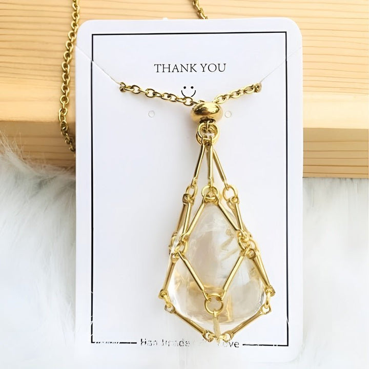 Goldene Halskette mit Kristallanhänger, handgefertigt, Schmuck, Geschenk, elegant, modisch.