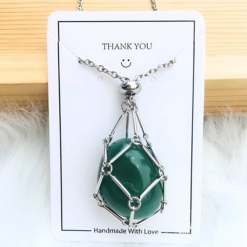 Grüner Edelstein-Anhänger mit silberner Kette, handgefertigt, Geschenkverpackung.